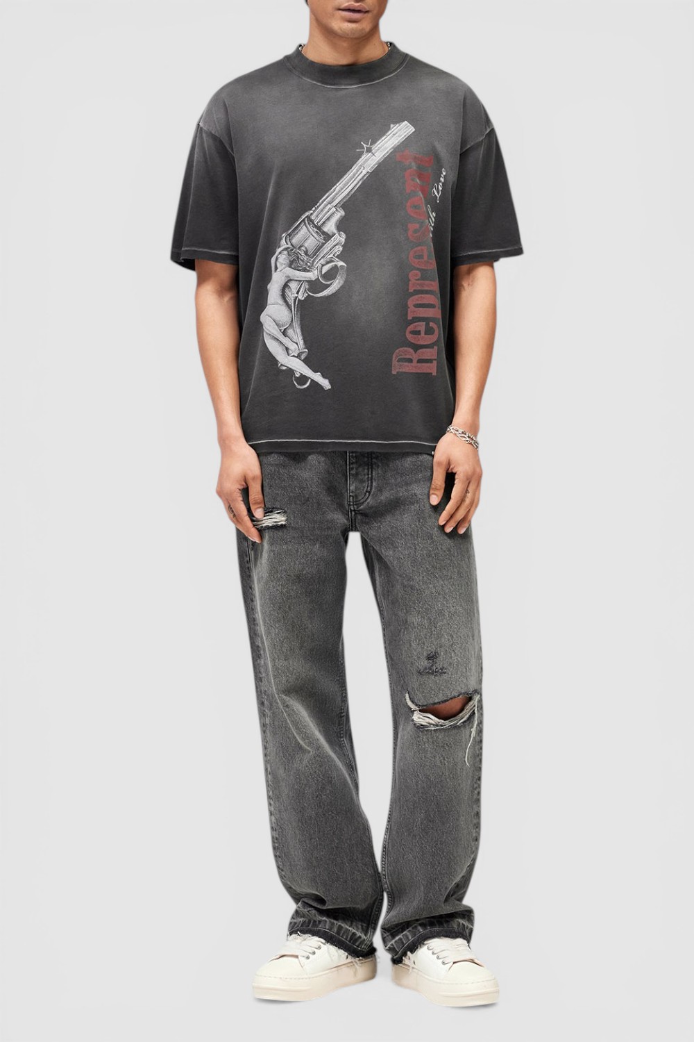 תמונת כל הלוק של חולצת טי אוברסייז